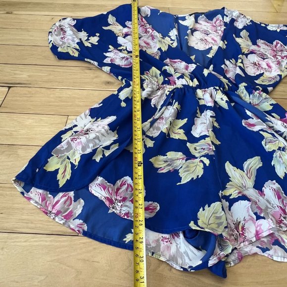 ASTR The Label Surplice cold shoulder v-neckline floral romper size M - Picture 11 of 11